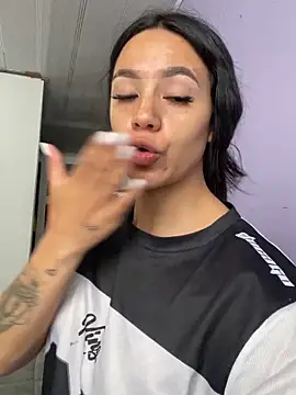marianahb-e (F young) - Flash pussy and ass