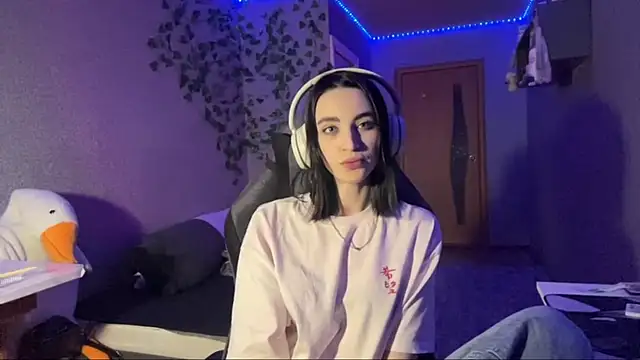 nightfoxxx (F teen) - Play with hair
