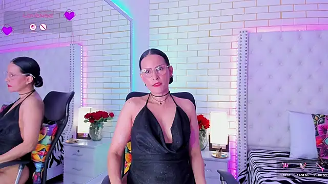 coco_balenciaga_ (F mature) - 3 fingers in my wet pussy🫦🔥
