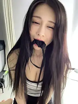 yiyi_3523 (F young) - 原相机无美颜直播，这个月只大厅互动，不开票
