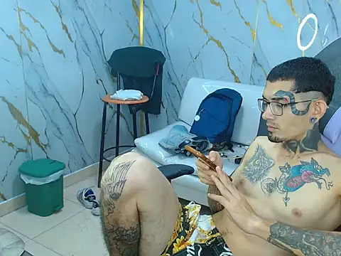 boy_tatto77 (M young) - 嗨，我叫傑森。我想和你一起玩，給你我最好的，甚至和你一起享受私密的高潮。