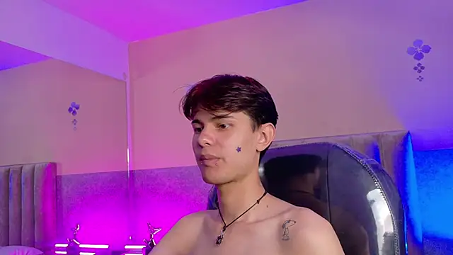 derek_sinn (M twink) - Show my feet