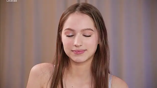 hecola (F teen) - squeeze tits close to cam