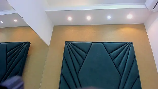 Chloe_and_Violeta webcam