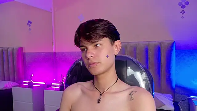 derek_sinn (M twink) - Show my feet