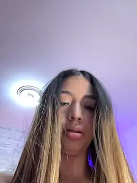 Webcam Model (HoneyMollyX) is live