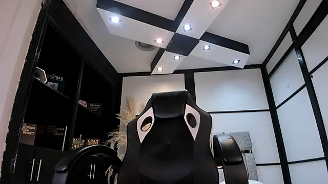 CarolineFyre webcam