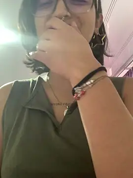 lilithmonette (Ask my age) - My friend fuck me with her fingers