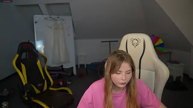 melissa_kiss054 (G teen) - pillow fight