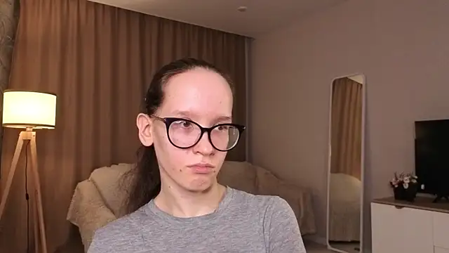 bettybrowni (F teen) - caressing my shoulders on camera