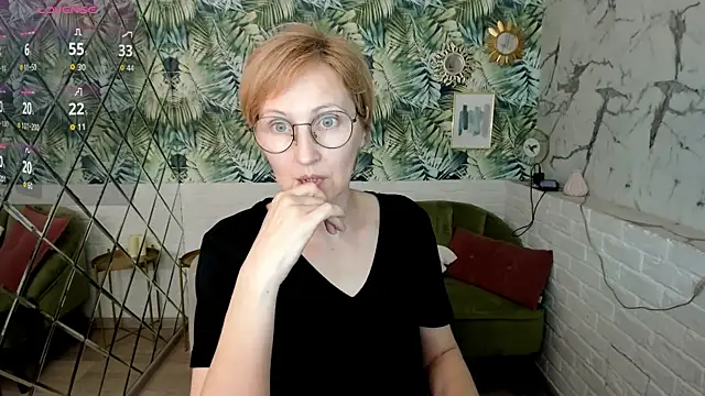 paris_cherry (F milf) - spank ass hard 7 times