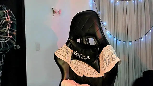 willow_poisson (F young) - Only in high boots + sensual dance