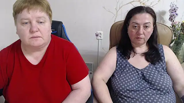 lindy-jeanie (G milf) - tits and asses 2 girls