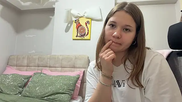 kamaladuplantis (Ask my age) - I'll show you my underboob