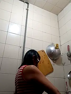 kelly_squirting (F mature) - oil in my boobs