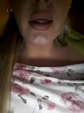 dirtyfeelin (F young) - Walking topless 🥵🍒😇