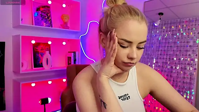 stephaniesweety (F young) - show boobs