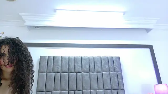 skyler_fox_ (F young) - Plug in butt + 1 min toy control!