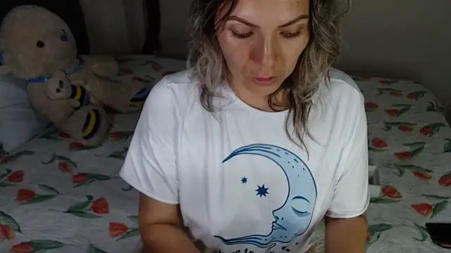 chantal_hott (F milf) - I fuck my pussy  and squirt