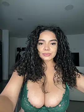 Webcam Model (Curlyierr)  is live.Free join now!