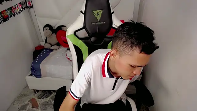 sombra_18 (M twink) - SUCK FINGERS