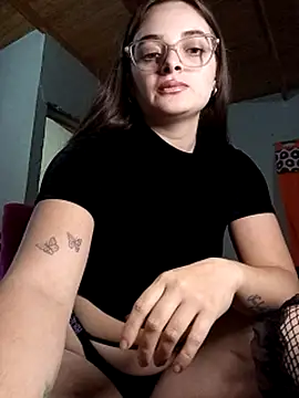 Webcam Model (Emmacut)  is live.Free join now!