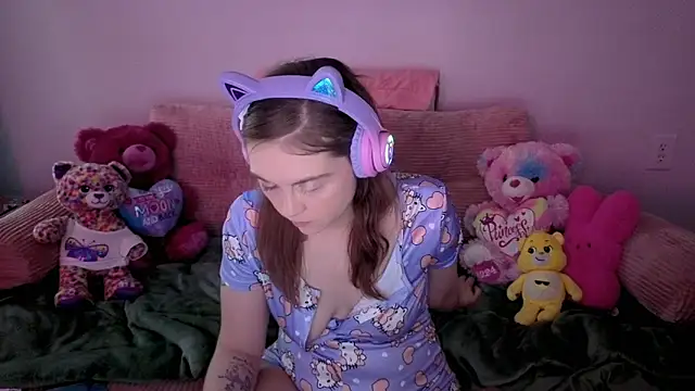 daddysprincess731 (F young) - Take top off and jump on bed