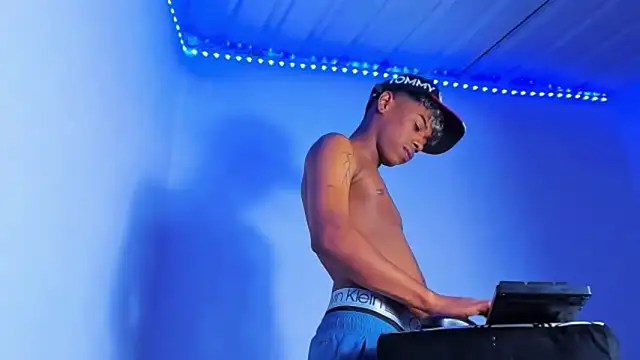 Watch yoendris_boy live on EroticFlix - High definition streams