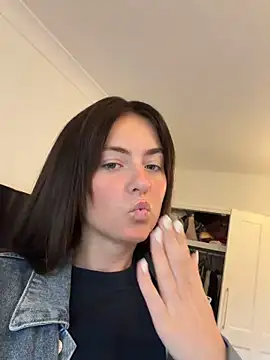 LolaSkyee webcam