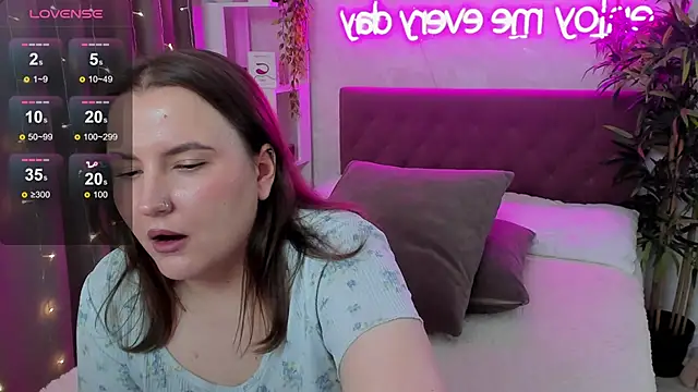 FeralPeach webcam