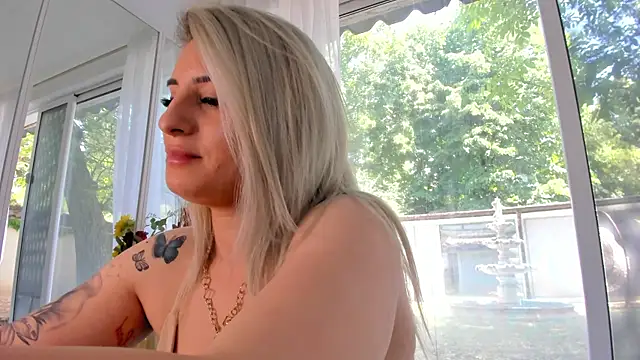 Ella_Vee webcam