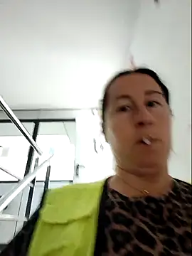 bichota85 (F milf) - Flash tits+ 1 video