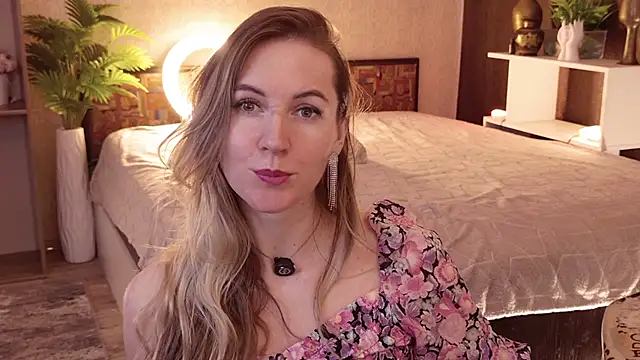 Watch Hello_Lisha live on EroticFlix - High definition streams