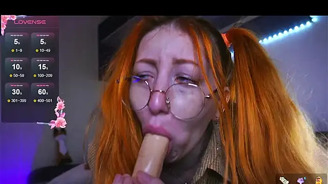 DaddysLittleSlutfox live sex cam