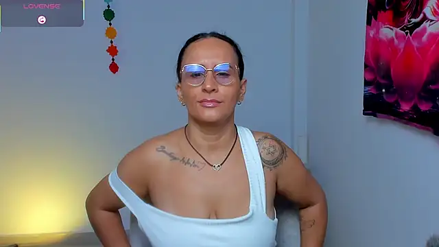 Sara_Charmy webcam