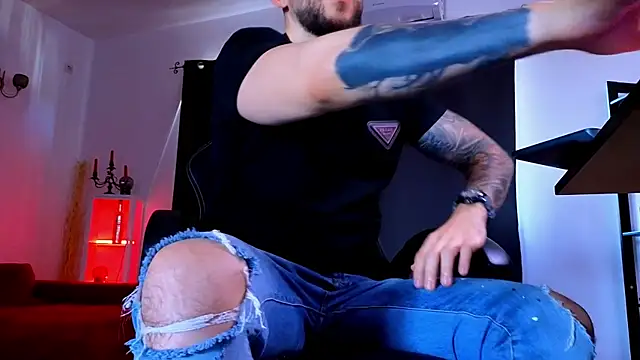 MightyAaron66 live sex cam