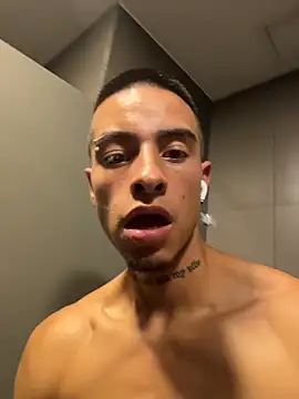 willclayy Live Webcam on Stripchat