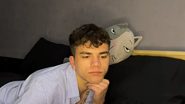 maxwoolf (Ask my age) - Flex muscles topless