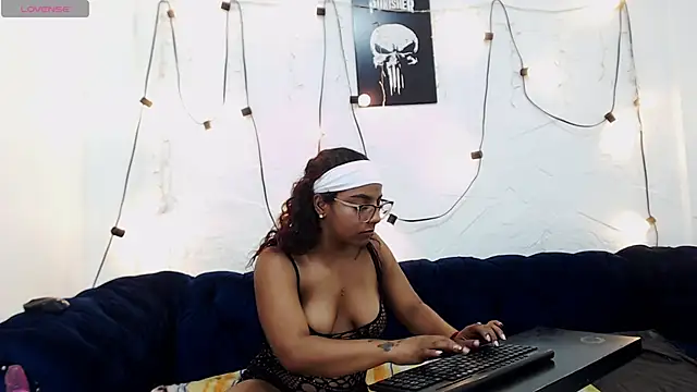 aprilycrystal2 - AprilyCrystal2's free webcam - UK Sex Cams