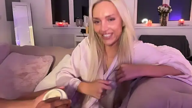 naughtyblondex (F teen) - show off my ass and shake for you 🥳🥳