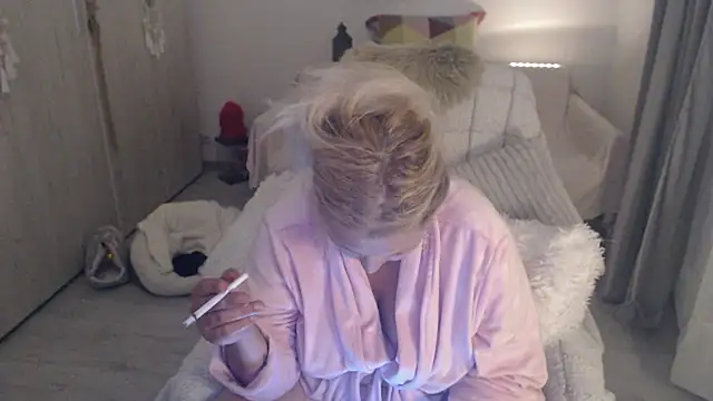 Divineblond webcam