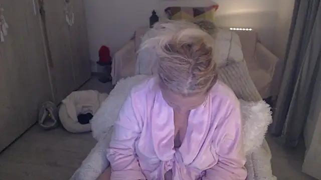 Divineblond webcam