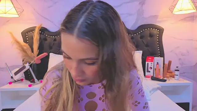 Carohorny4u webcam