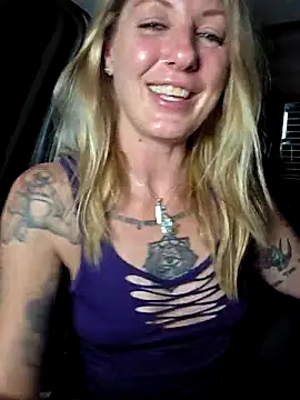 SheIsSomething webcam