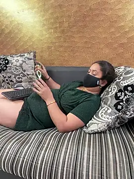 Iampriyaaa15 live sex cam