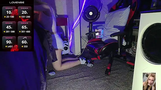 Blondiewithanass