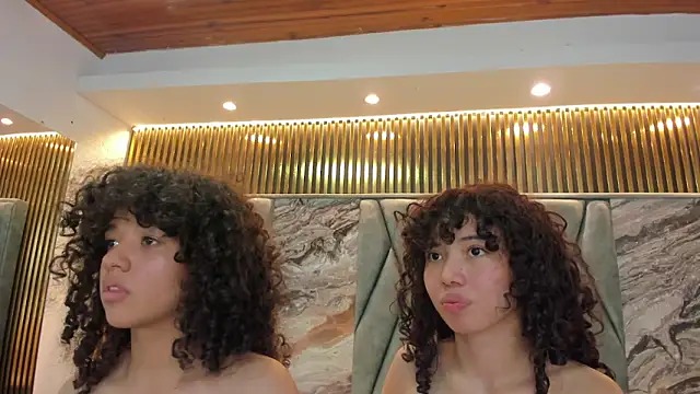Chloe_and_Violeta live sex cam