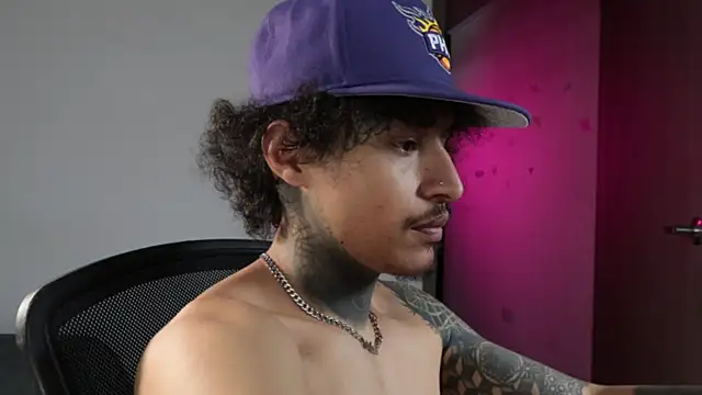 trieone live sex cam