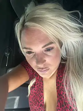 Bustyblondebabe32