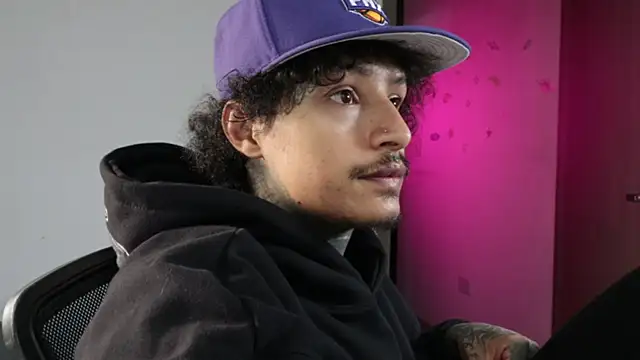 trieone live sex cam